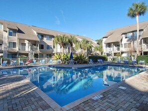 Outdoor pool - Courtside 91 (Hilton Head Island)
