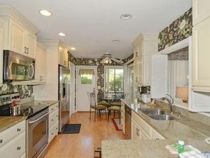 Lemari es, microwave, oven, dan kompor