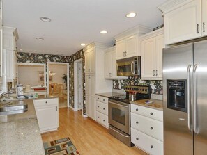 Lemari es, microwave, oven, dan kompor