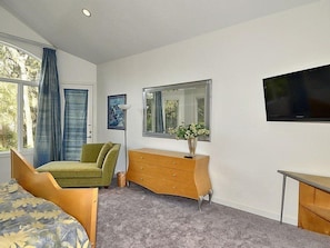 5 bedrooms, desk, free WiFi