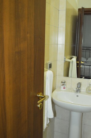Individually decorated, individually furnished, desk, free WiFi - B&B Vecchio Porto (Catania)