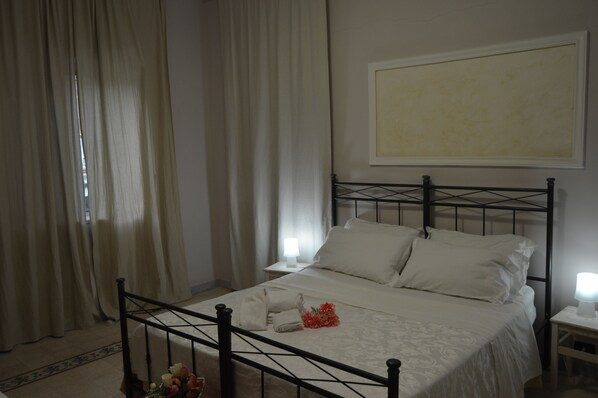Individually decorated, individually furnished, desk, free WiFi - B&B Vecchio Porto (Catania)