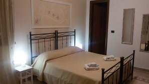 Double Room, 2 Single Beds | Individually decorated, individually furnished, desk, free WiFi - B&B Vecchio Porto (Catania)