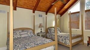 4 bedrooms, desk