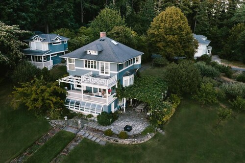 Gorgeous location and getaway! Pickleball court!