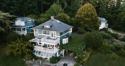 Gorgeous location and getaway! Pickleball court!