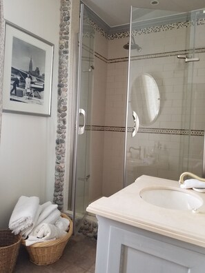 Suihku, hiustenkuivaaja, pyyhkeet, saippua