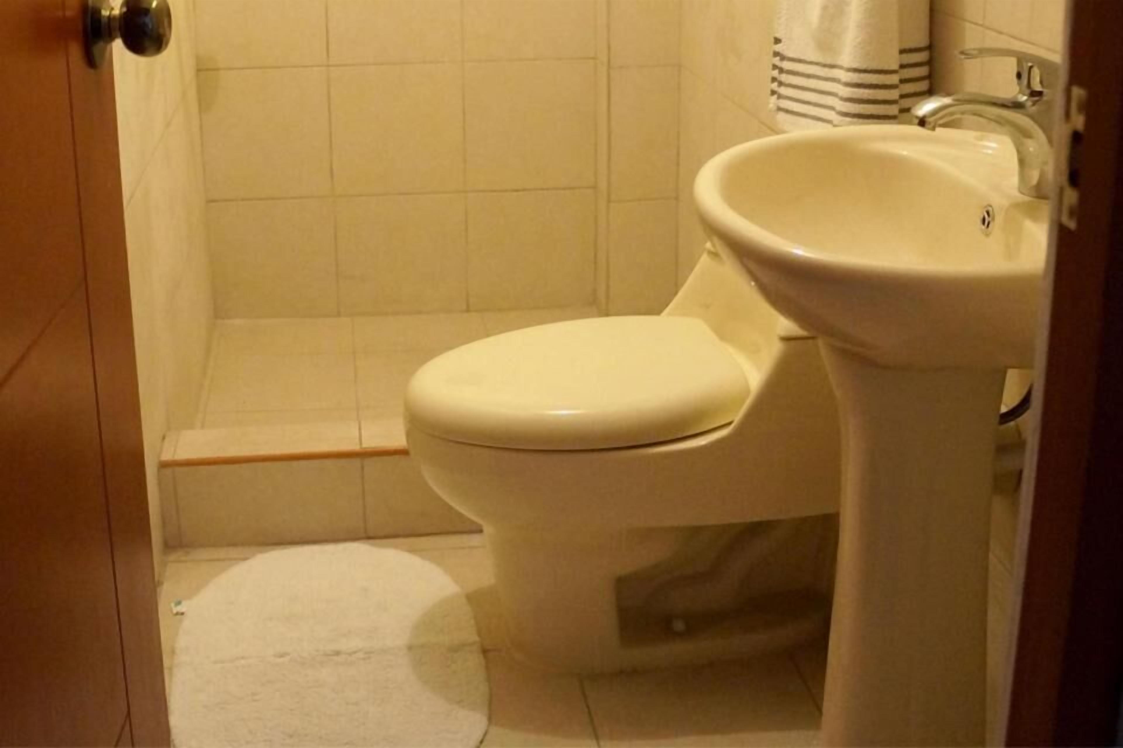 Une petite salle de bain avec des toilettes et un lavabo.