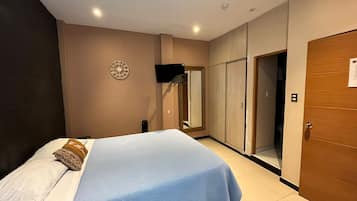 Deluxe Room, 1 Queen Bed | Free WiFi, bed sheets