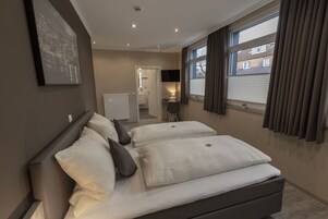 舒适双人房 | 防过敏的被褥、办公桌、免费 WiFi、床单