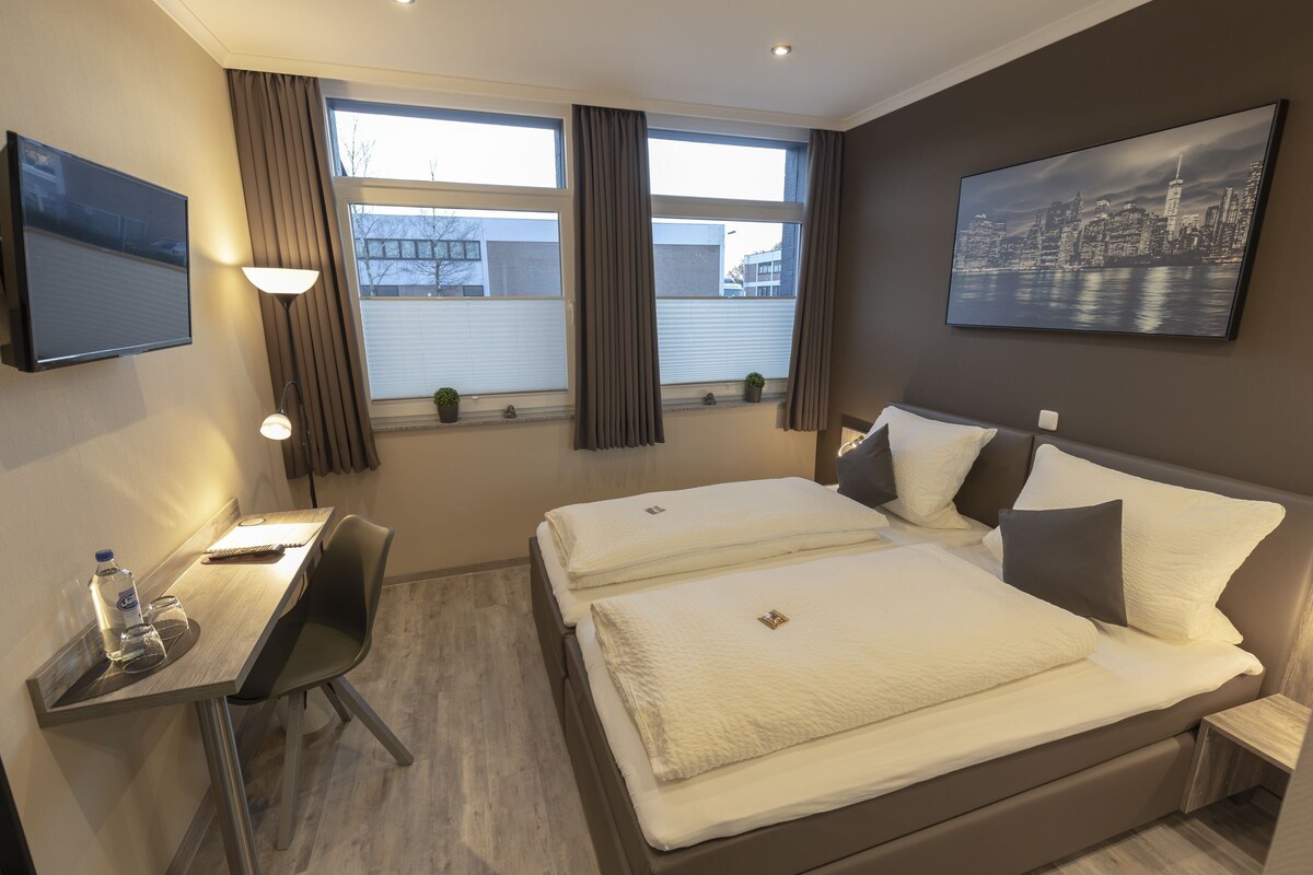 Hypo-allergenic bedding available, desk, WiFi (free), bed sheets