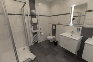 Comfort Double Room | Bathroom | Shower, hair dryer, towels - Mey Hotel (Osnabrueck)