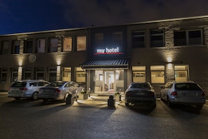 住宿正面 - 傍晚/夜晚