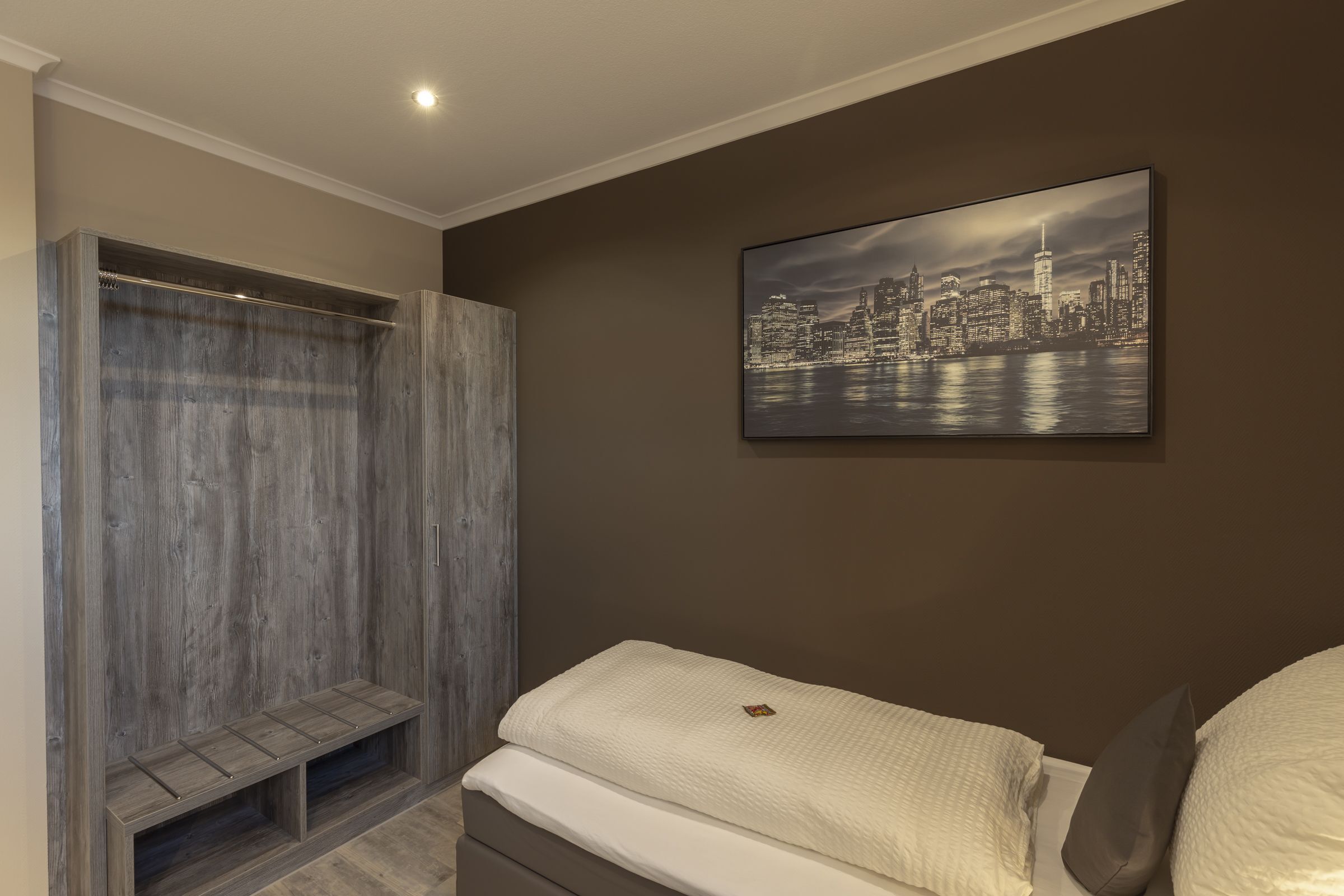 Hypo-allergenic bedding, desk, free WiFi, bed sheets