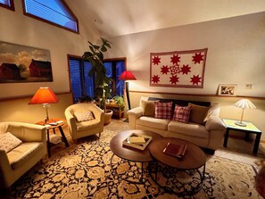 Una Smart TV, una chimenea, un reproductor de DVD, libros