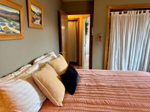 2 bedrooms, desk, iron/ironing board, travel crib