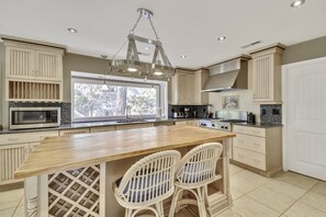 Een kookplaat, een vaatwasser, kookgerei, borden en bestek