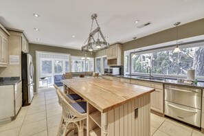 Een kookplaat, een vaatwasser, kookgerei, borden en bestek