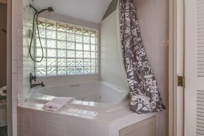 Jetted tub - Forest Drive 14 (Hilton Head Island)