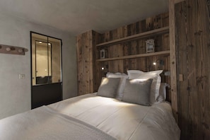 3 bedrooms, in-room safe, iron/ironing board, WiFi