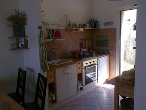 Refrigerador, horno, parrilla de estufa y cafetera y tetera