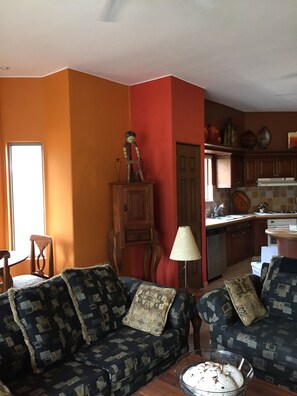 Televisión, biblioteca musical y estéreo 