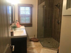 Combined shower/bathtub, hair dryer, towels