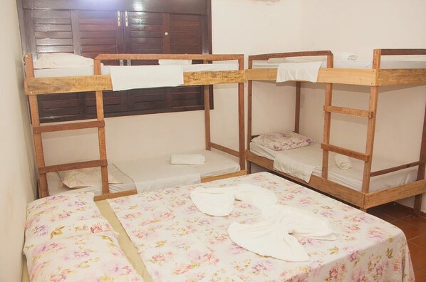 Tabla de planchar con plancha, wifi gratis y ropa de cama 