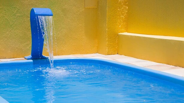 6 outdoor pools