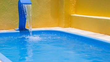 6 outdoor pools
