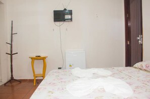 Tabla de planchar con plancha, wifi gratis y ropa de cama 