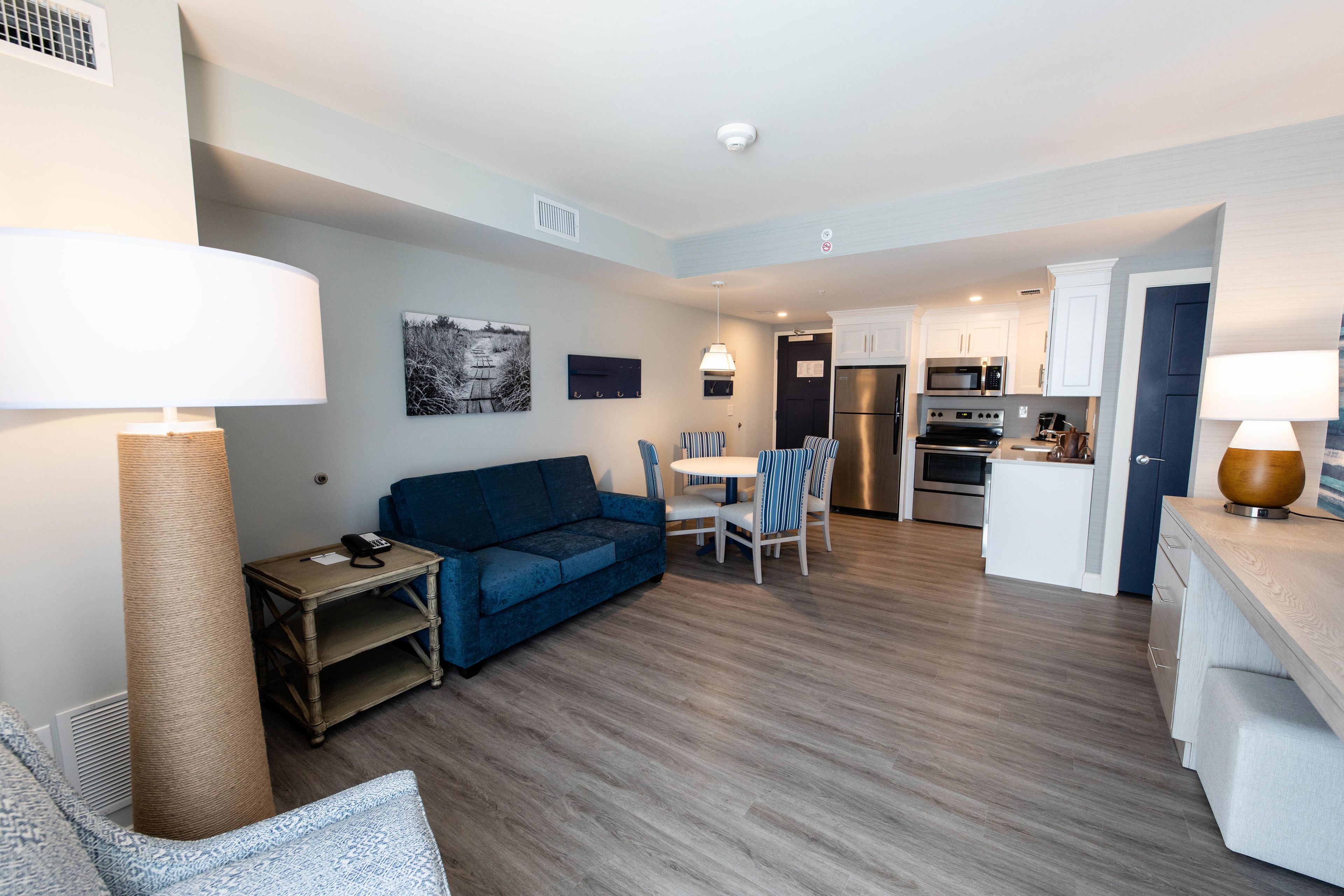 Un apartamento moderno con sala de estar, comedor y cocina.