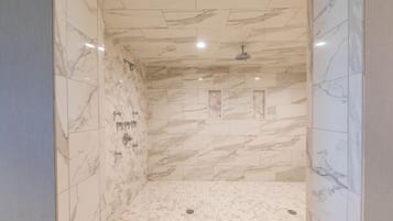 Lavish Bay Suite | Bathroom | Shower, free toiletries, hair dryer, towels