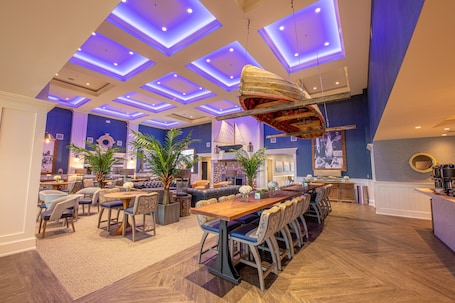 3 bares, salón en el lobby, bar en la azotea. Hotel LBI