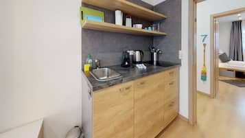 Kühlschrank, Herdplatte, Wasserkocher mit Kaffee-/Teezubehör