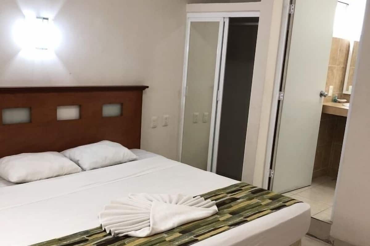 Habitación básica doble, 1 cama King size | Wifi gratis