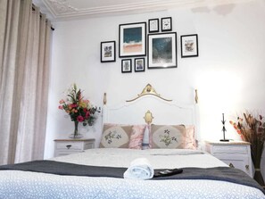 Habitación familiar, baño compartido, vista a la ciudad | Insonorización y wifi gratis