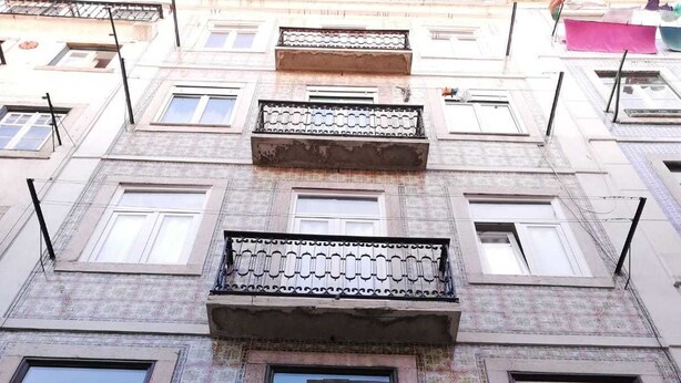 Un edificio de varios pisos con balcones ornamentados y detalles de azulejos con diseños.