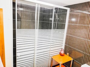 Habitación familiar, baño compartido, vista a la ciudad | Baño | Regadera 