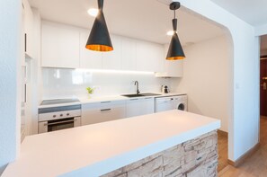 Kühlschrank, Mikrowelle, Ofen, Geschirrspüler