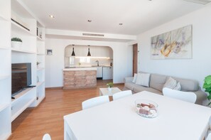 TV - Ocean view condo located steps from the beach. - Only families (Playa de Gandía)