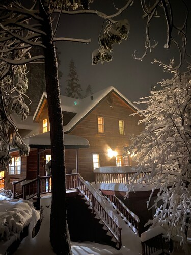 Beautiful Sugarpine Cabin! Ski weekends are filling up, book your getaway now!