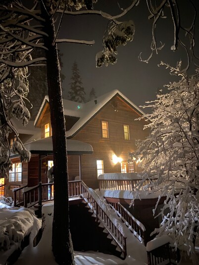 Beautiful Sugarpine Cabin! Ski weekends are filling up, book your getaway now!