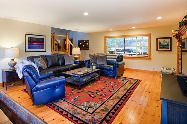 Smart TV, fireplace, video library, printers