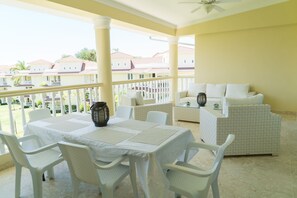 تناول الطعام بالخارج