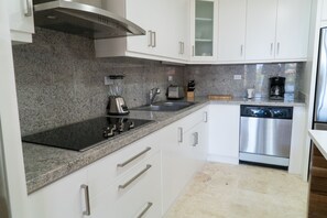 ثلاجة، ميكروويف، فرن، موقد طهي مسطح