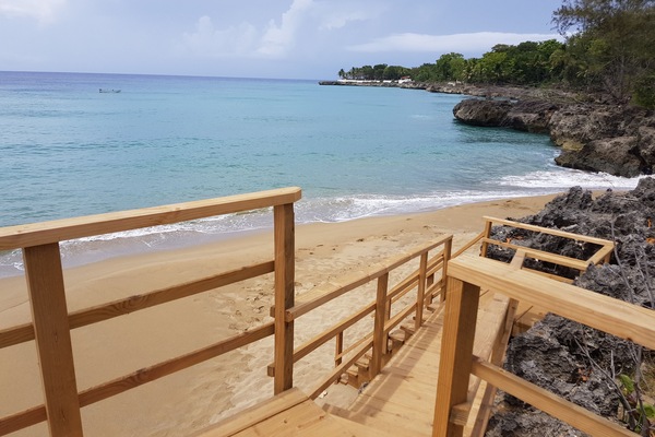 Ligstoelen aan het strand, strandlakens