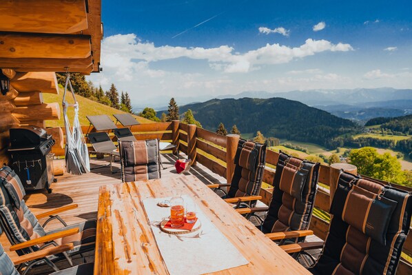 Outdoor dining - A chalet in the Canadian style. (St.Urban)