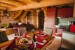 Dining - A chalet in the Canadian style. (St.Urban)