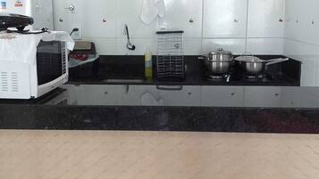 Geladeira, micro-ondas, cooktop, cafeteira/chaleira